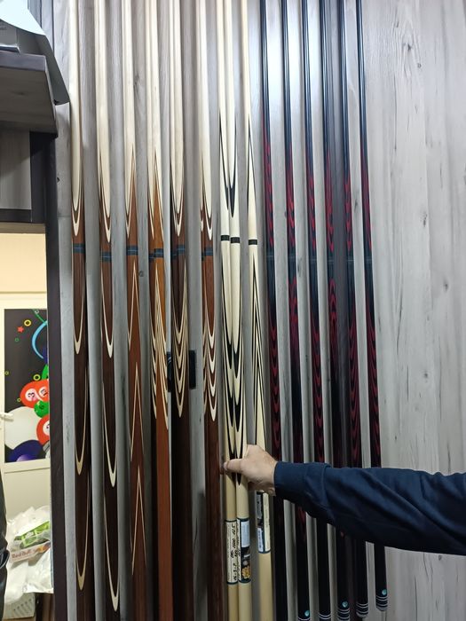 Бильярдные принадлежности и аксессуары, шары, светильники, сукно, кий.