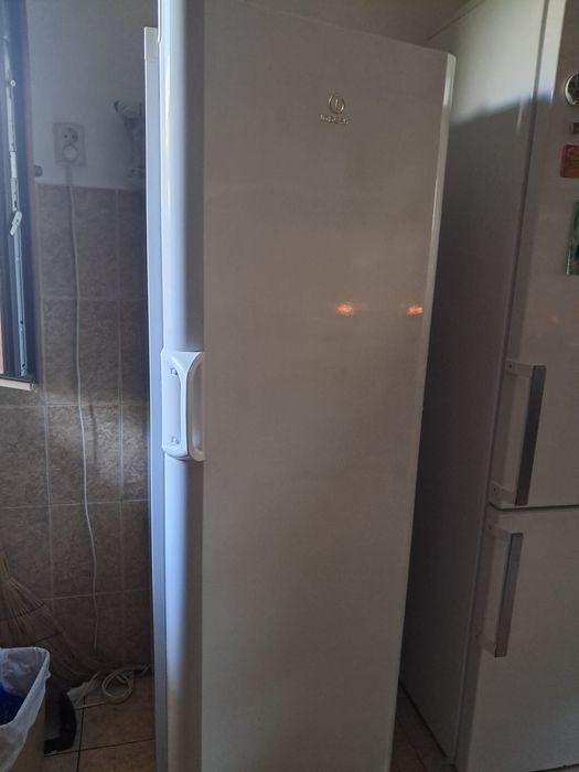 Vând congelator INDESIT
