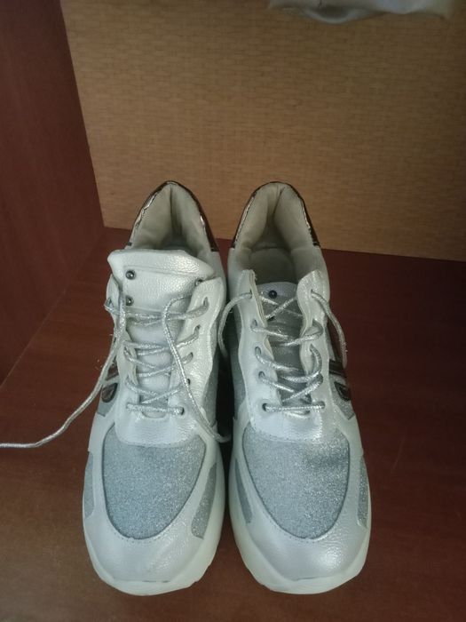 Продам красовки новые Bella