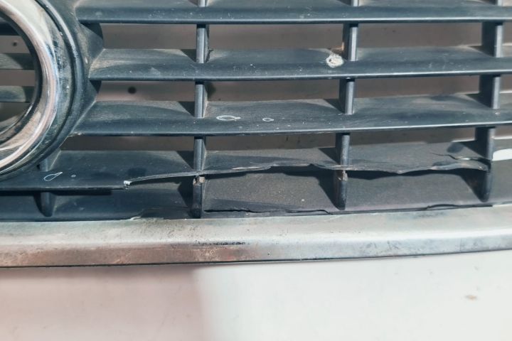 Grila capota cu defect Audi A4 B6