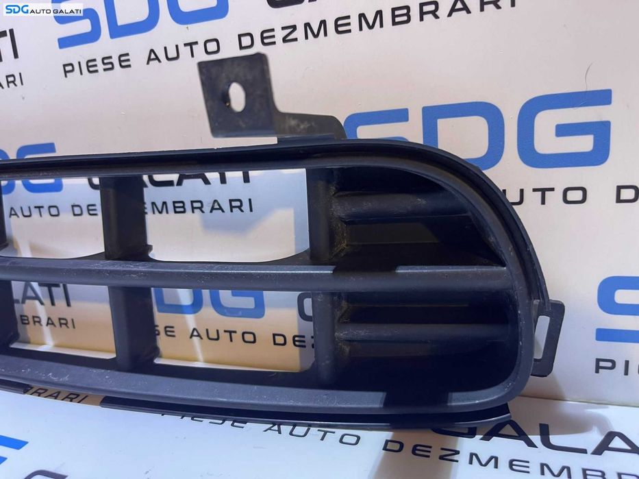 Ornament Grila Inferioara Dreapta de pe Bara Spoiler Fata Kia Cerato 2003 - 2008 Cod 86547-2F000 [V0242]