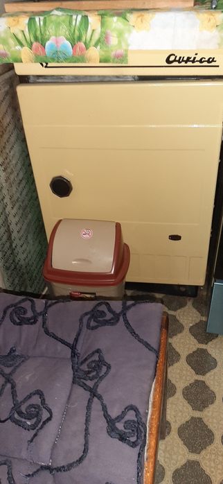 Vand soba din fonta pe lemne si gaz cu plita pentru gatit.