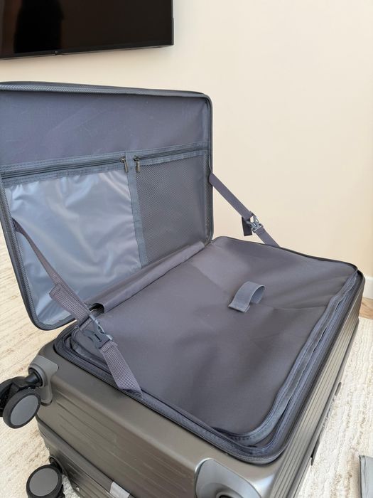 Продам серый чемодан размера M