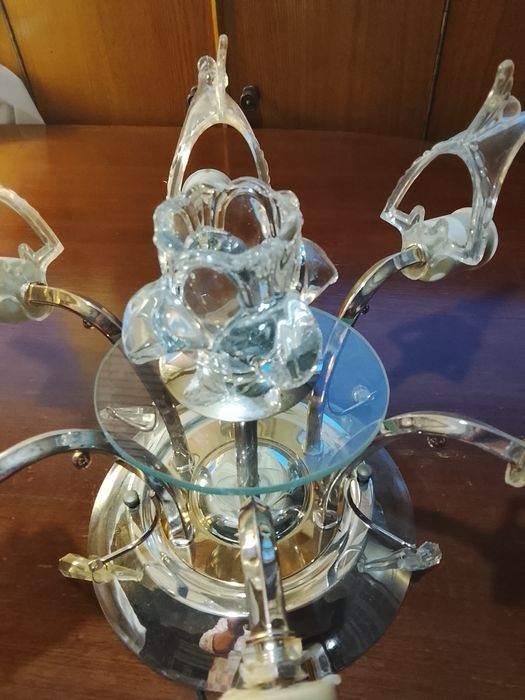 Люстра с одним поломанным рожком