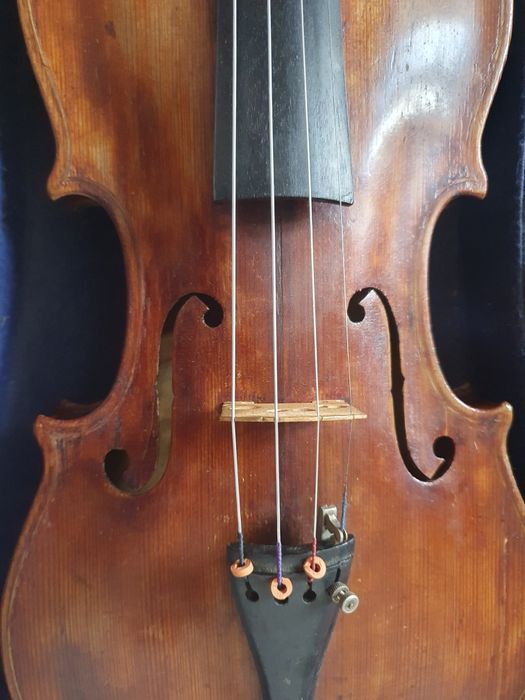 Vioară veche de peste 200 de ani!