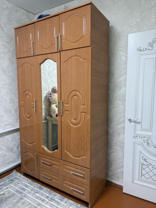 Продам шифоньер. Цена договорная.