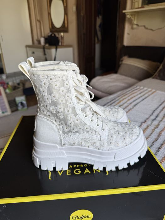 Ghete buffalo floricele albe 36