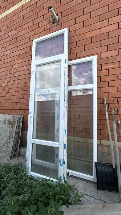 Продается пластиковая дверь и окно