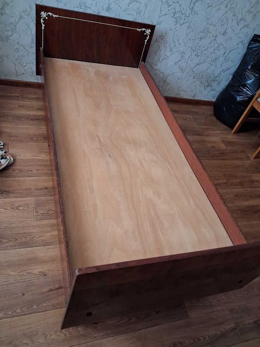 Кровать в хорошем состоянии с матрасом