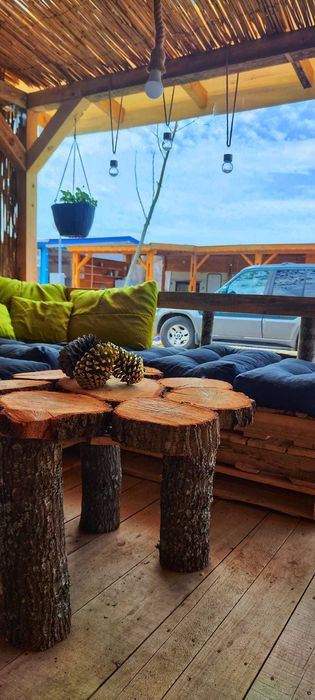 Стационарна каравана с голяма веранда на Градина