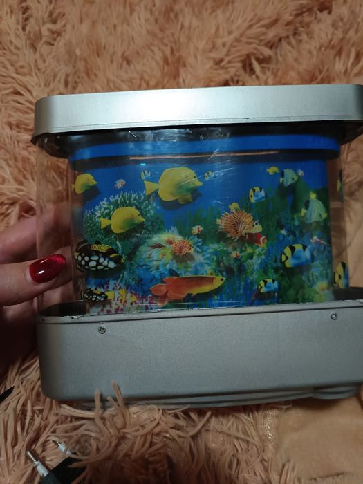 Декоративна лампа със движещи се рибки на ток.