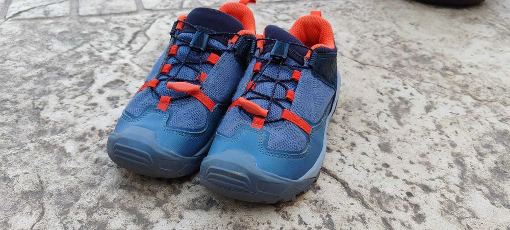 Papuci outdoor gri-negru-roșu – mărimea 35 – Gata de traseu!