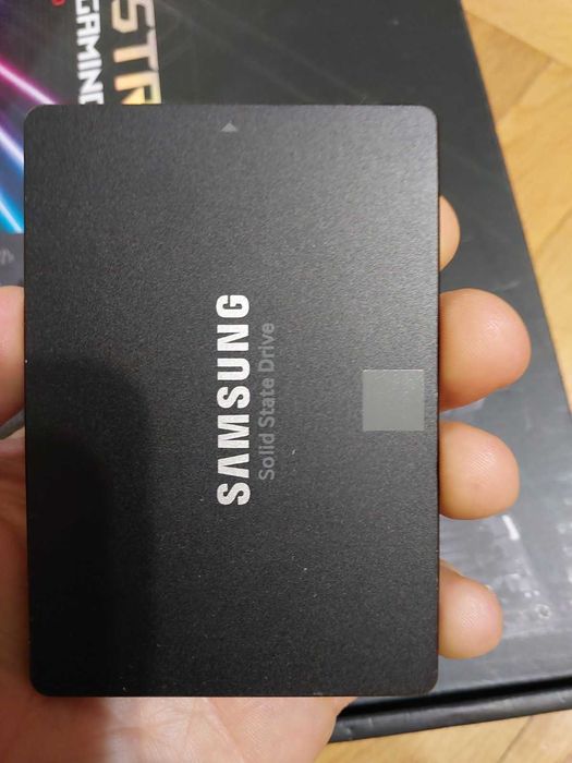 1TB SSD - SanDisk Ultra II , Samsung 860 Evo