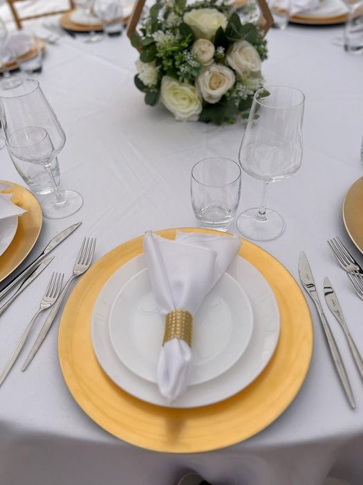 Inchiriez cort evenimente  , mese , scaune ,aranjamente florale