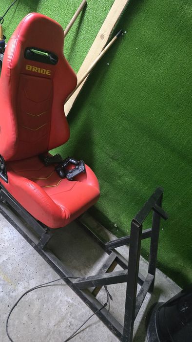 Гейминг седалка с стойка за волан и оедали