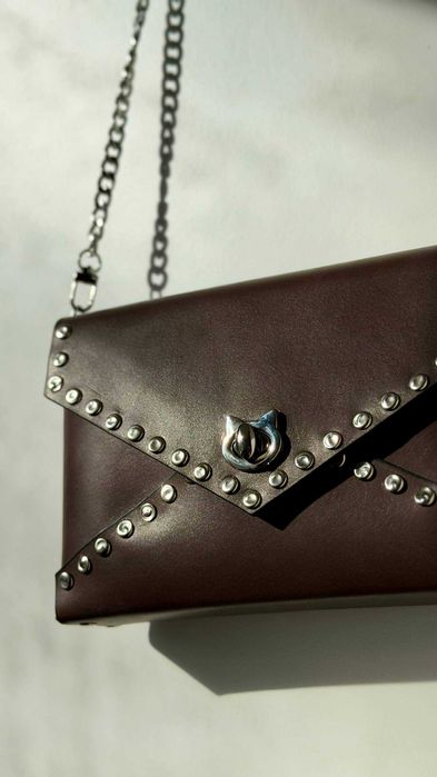 Geantă handmade din piele naturală cu nituri – clutch /crossbody, unic