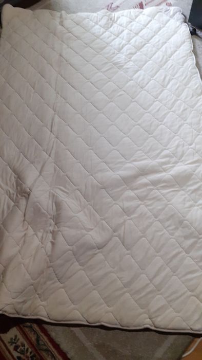 Vand 2 cuverturi elegante si salteluța (topper) de o persoana