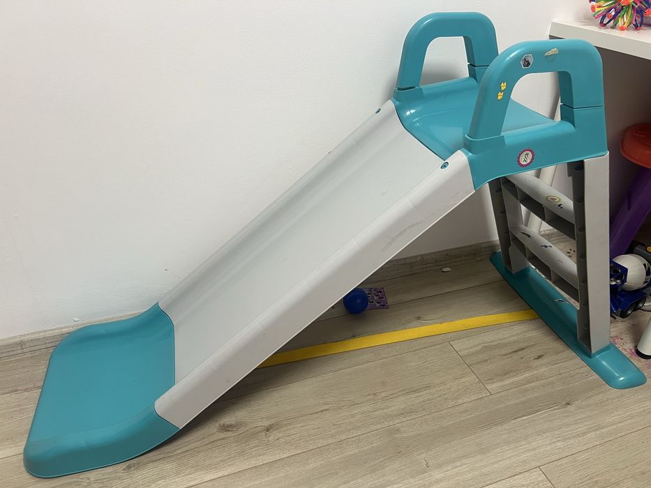 Детские игрушки и кресло