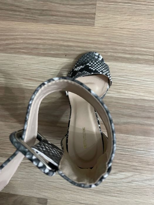 Босоножки на каблуке