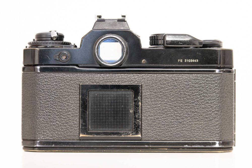 Aparat film Nikon FE cu obiectiv Nikon 50 F2