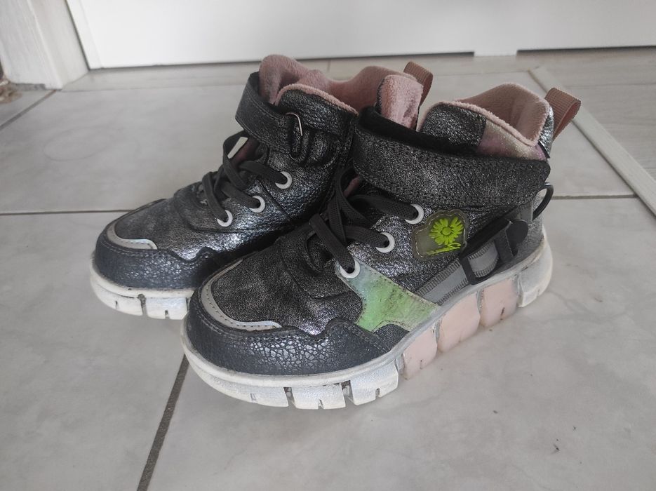 Продам детскую обувь