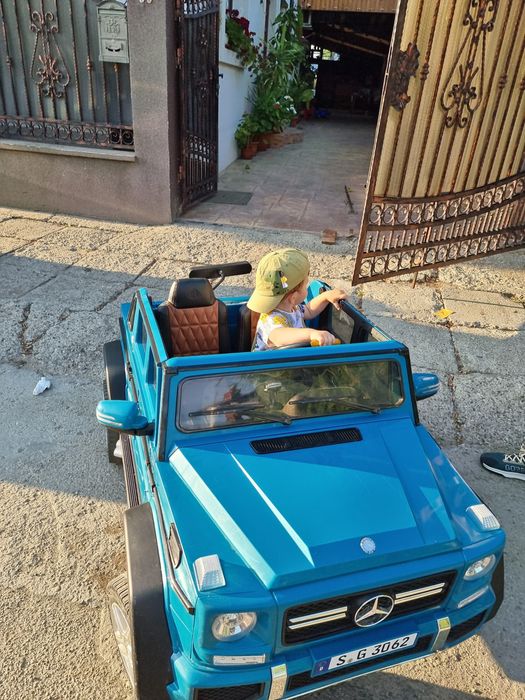 Vând mașinuța electrică