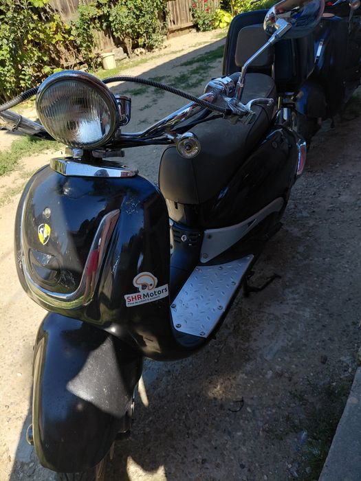 Vand scutere model retro de 125 si 49 cm