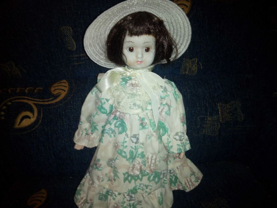 de  vanzare  papusa  din  portelan  veche !!!