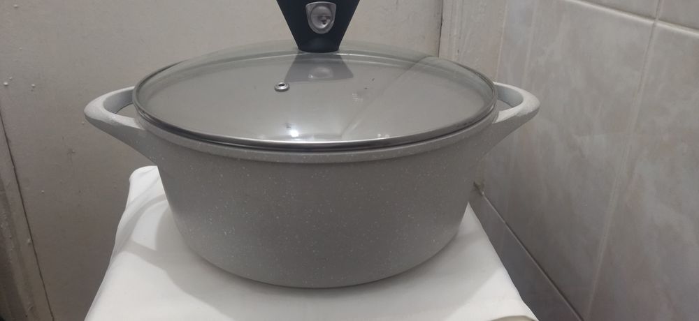 продам 6 л кастрюлю с крышкой