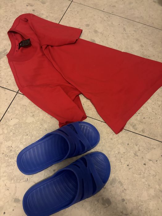 Papuci si tricou rosu