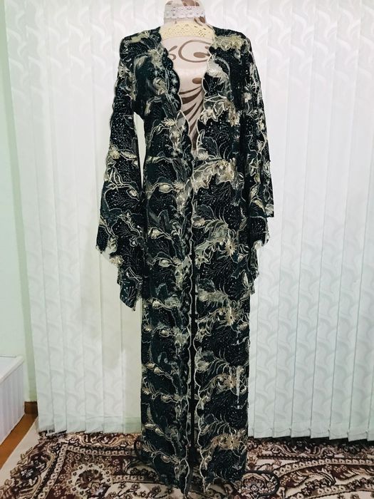 Abaya, абая . Халат, накидка, тўй боп , жуда бой. Вечерняя накитка