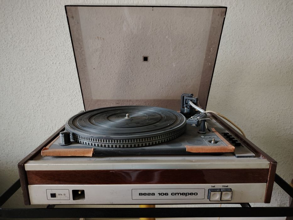 Проигрыватель виниловых пластинок Вега 106 Стерео.