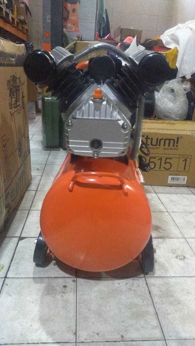 Компрессор . Ресивер 50 литров. 410 Л/Ч .