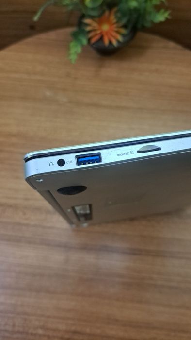 Vînd laptop Trekstor.