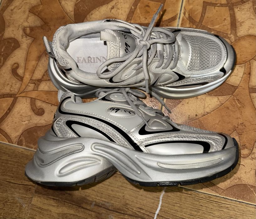 Женские кроссовки