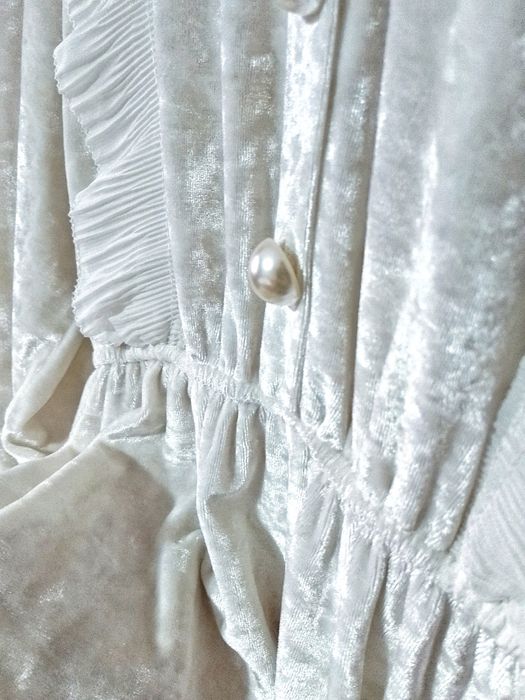 Белое бархатное платье