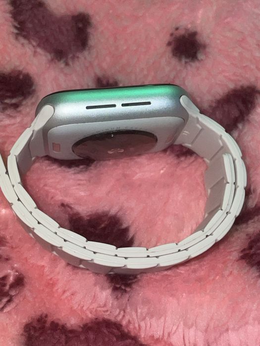 Apple Watch SE Series 2generation(GPS( ползван няколко пъти за мерене на пулс така че бих казал НОВ