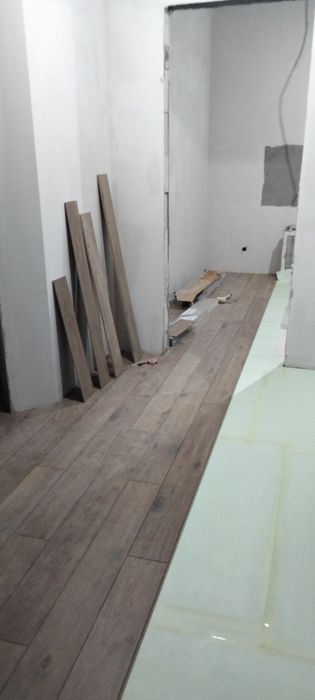 Укладка ламината, кварцвинила