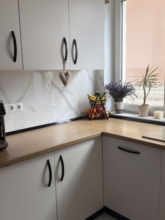 Bucatarie utilata (cuptor, hota, plita, masina spalat vase, chiuveta)