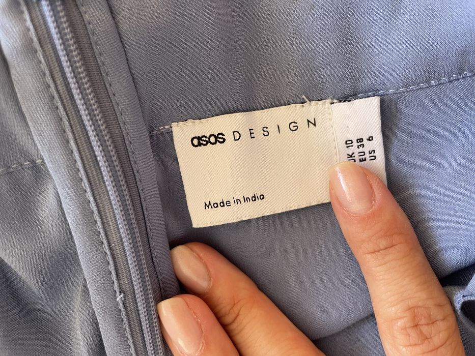Страхотна нова рокля с гол гръб ASOS