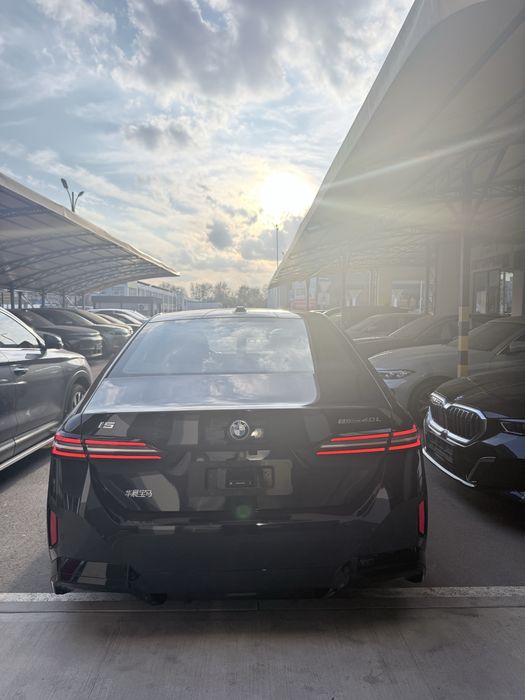 Bmw i5 40 l 2025 yili natarusga tayor