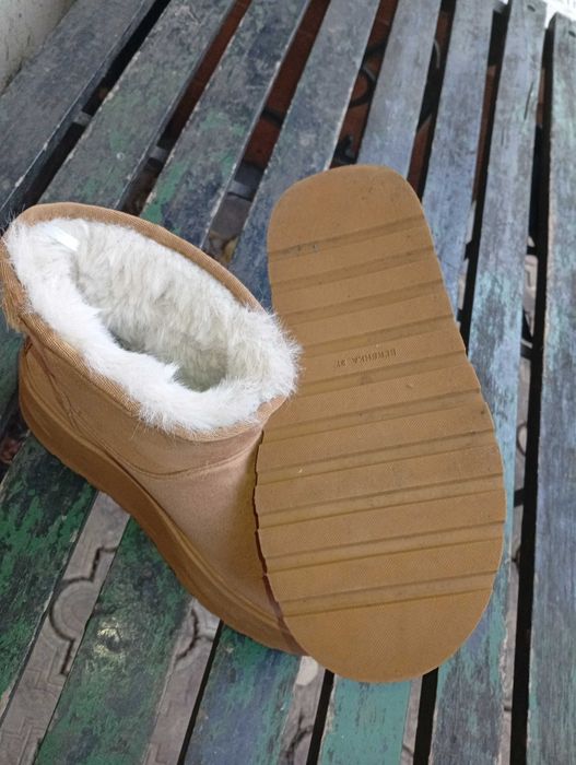 Bershka cizme de iarna imblanite culoare Camel masura 37