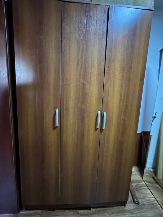 Продаются шкафы. угловой и 3-х створчатый. Оба в хорошем состоянии