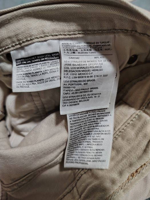 Фирменные дженсы Levi's.