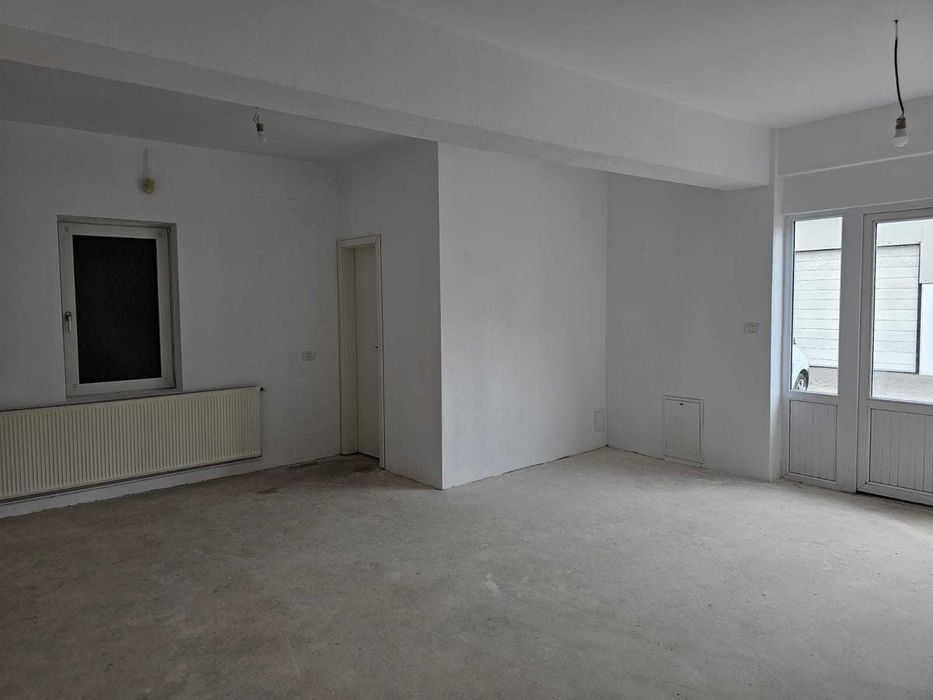 Particular inchiriez spatiu comercial cu vad si parcare in curte