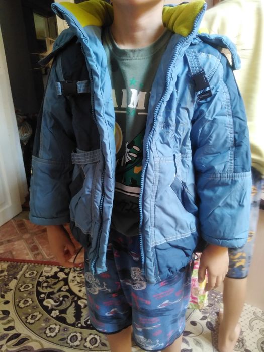 Продам куртку на мальчика 5-6 лет