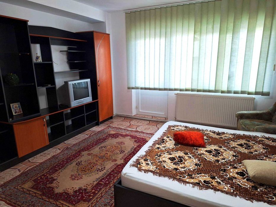 Garsonieră decomandată de închiriat Târgoviște, str. Ciprian Porumbescu, etaj 1