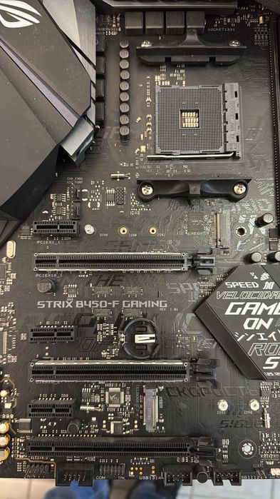 Placă de bază AM4 ASUS STRIX B450-F în fomat ATX pentru jocuri  DDR4