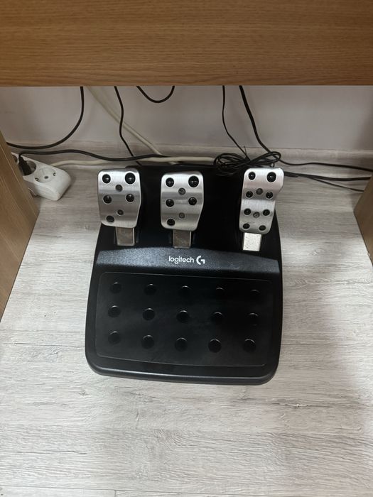 De vanzare volan gaming Logitech G920