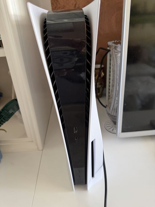 Vand ps5 disc fara probleme, cu tot cu maneta si joc